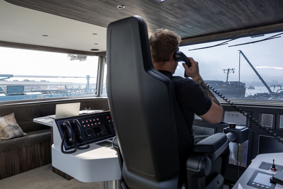 Schipper aan de telefoon achter lessenaar